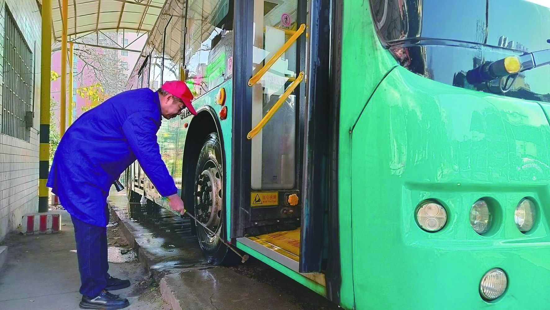 春運(yùn)首日，我司各汽車站以熱情服務(wù)—— 讓乘客臉上多一份笑容