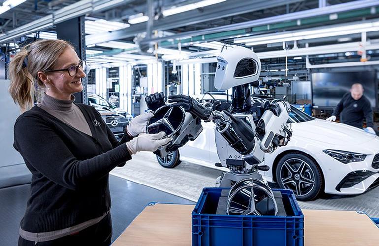 奔驰汽车工厂试点apollo机器人从事搬运装配等繁重体力活